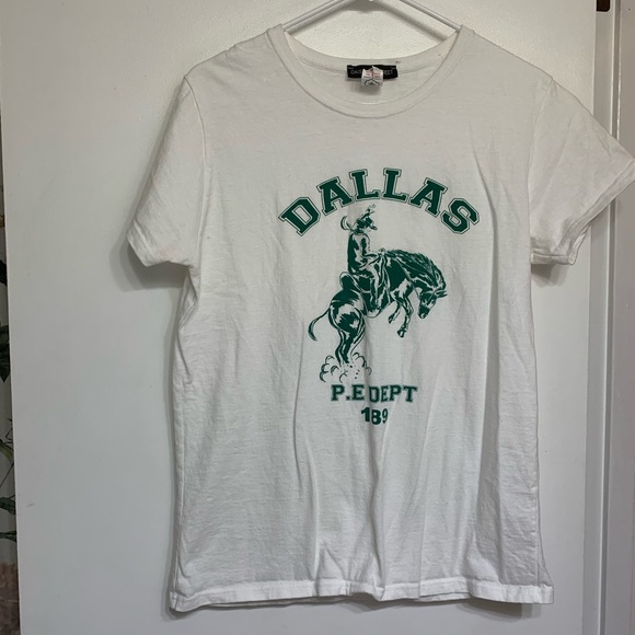 daisy street Tops - Daisy street Dallas P.e dept 189 graphic tee shirt